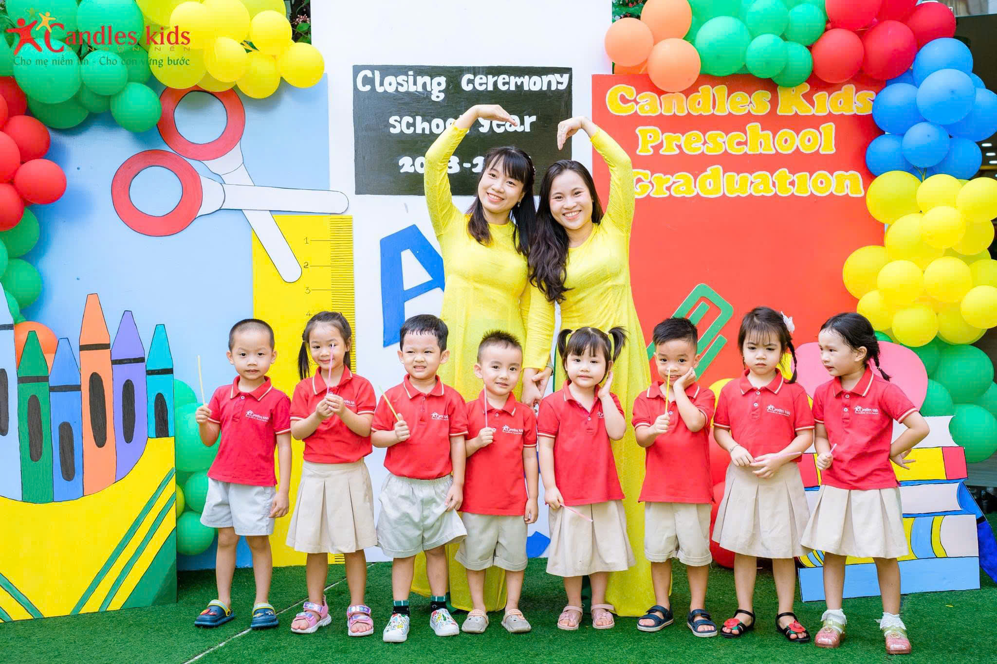 B&eacute; v&agrave; thầy c&ocirc; chụp h&igrave;nh tại Trường Mầm Non Candles Kids - 3 Ngọn Nến